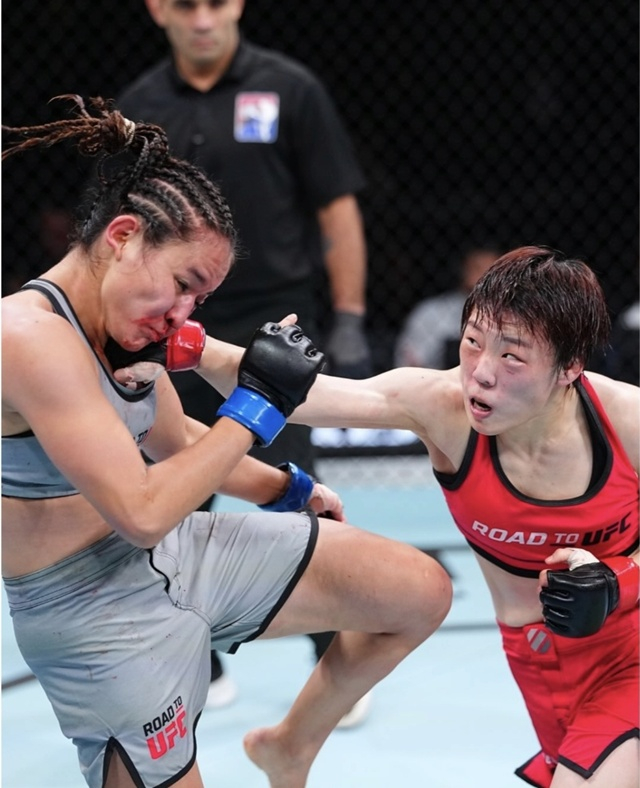 Park Bo-hyun (derecha) logra un hit. /Foto=Redes sociales de UFC