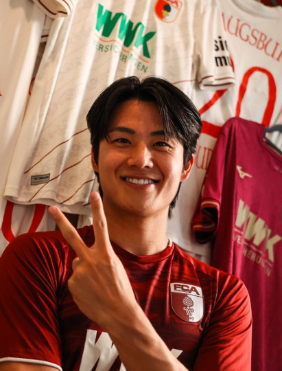 Seol Young-woo con la equipación del Augsburgo. /foto=Captura de las redes sociales oficiales del Augsburgo