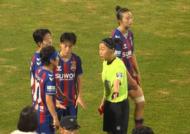 A scene from the WK League match between SuwonFC Wimin and Seoul City Hall held at Suwon Sports Complex on the 28th. SuwonFC Wimin's Ji So-yun (left) is seen in discussion with referee Bae Seon-young regarding protests over officiating decisions. /Photo=Capture from Korea Women's Football League YouTube video