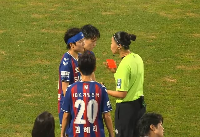 During the WK League match between SuwonFC Wimin and Seoul City Hall at Suwon Sports Complex on the 28th, SuwonFC Wimin's Ji So-yun (left) is seen in conversation with referee Bae Seon-young. After Ji threw a water bottle to protest, Referee Bae pulled out a red card from her pocket and spoke with Ji but did not issue the red card to her. /Photo=Capture from Korea Women's Football League YouTube video