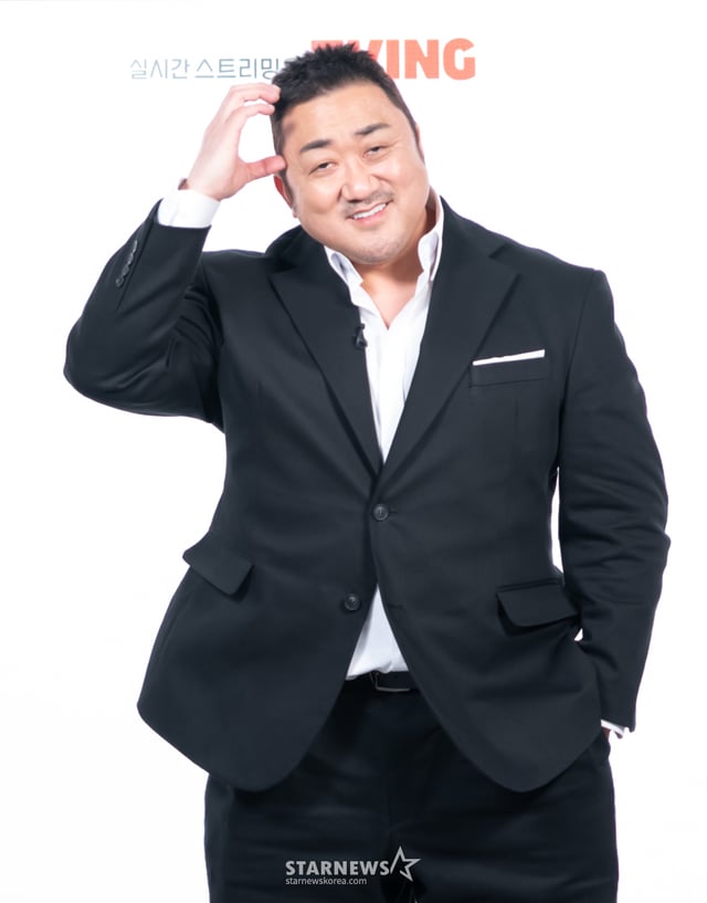 배우 마동석이 19일 온라인으로 진행된 tvN 예능 'I AM BOXER'(아이 엠 복서) 제작발표회에 참석해 포즈를 취하고 있다. 세계적인 액션 스타이자 30년 경력 복싱 체육관 관장 마동석! K-복싱의 부활을 위해 마동석이 직접 설계한 초대형 블록버스터 복싱 서바이벌 'I AM BOXER'는 오는 21일 첫 방송된다. /사진제공=CJENM 2025.11.19 /사진=이동훈 photoguy@