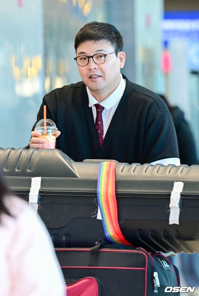 지난 1월 스프링캠프지로 출국하는 김태완 코치.