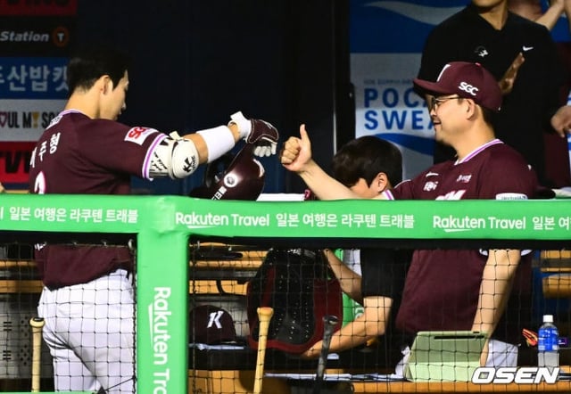 이주형(왼쪽)과 하이파이브하는 김태완 코치.