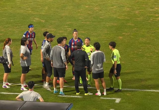 28일 수원종합운동장에서 열린 수원FC 위민과 서울시청의 WK리그 경기에서 박길영 수원FC 위민 감독 등에게 당시 상황을 설명하고 있는 배선영 심판. /사진=한국여자축구연맹 유튜브 영상 캡처