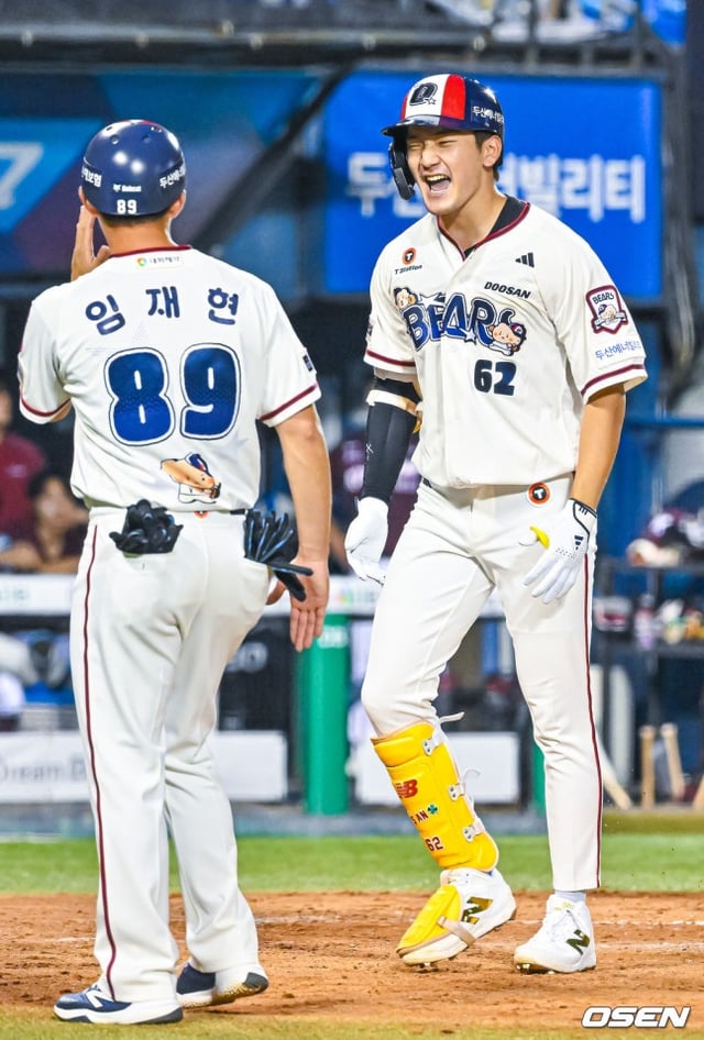 커리어 첫 연타석 홈런을 친 뒤 포효하는 안재석(오른쪽).