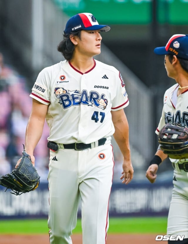 Kwak Bin is leaving the mound.