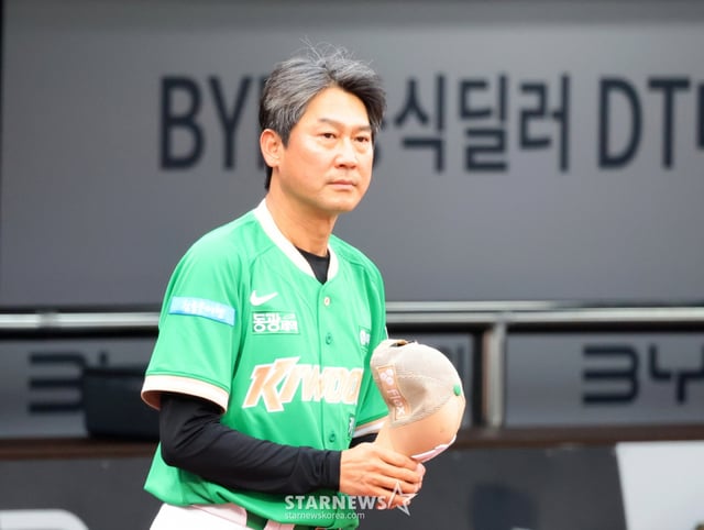 Kiwoom manager Seol Jong-jin appears on the field to greet fans ahead of the final three-game series of the first half of the 2026 KBO League between Kiwoom Heroes and KT Wiz at Suwon KT Wiz Park on July 7, 2026. /Photo=Kang Young-jo cameratalks@
