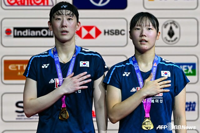 世界選手権で優勝した李ソヒ(左)とペク·ハナ。 /AFPBBNews=ニュース1