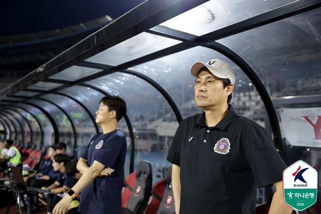 ユ·ビョンフンFC安養監督(一番右)が試合を見守っている。 /写真=韓国プロサッカー連盟提供