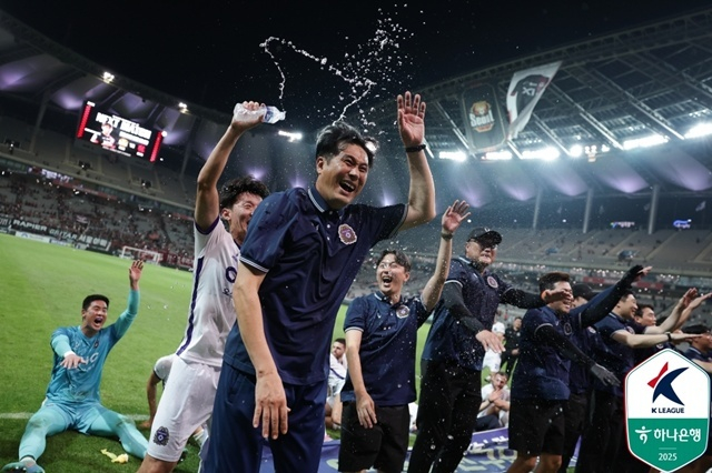 선수단과 승리를 기뻐하는 유병훈 감독. /사진=한국프로축구연맹 제공