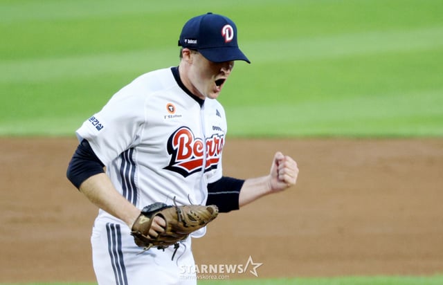 El partido de la Liga KBO Shinhan SOL 2026 entre Doosan Bears y SSG Landers se disputó el día 7 en el estadio de béisbol Jamsil de Seúl. El abridor de Doosan, Benjamin, rugió después de poner a ponche a Kim Jae-hwan de SSG con dos outs en la parte baja del quinto inning con corredores en primera y tercera base. /Foto=reportero jefe Kim Jin-kyung kim.jinkyung@