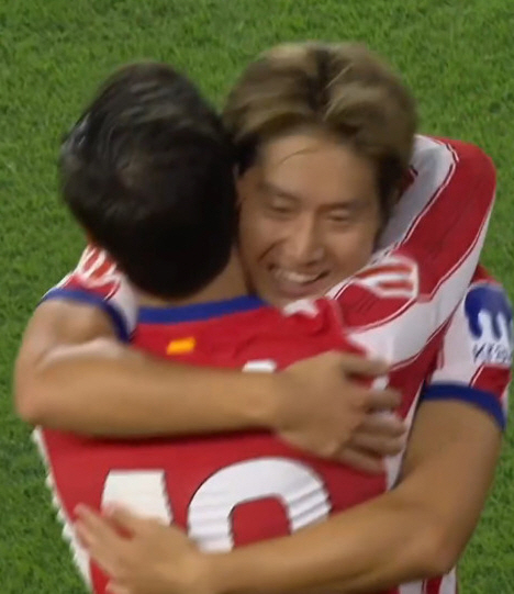 Lee Kang-in (derecha) abraza a Alex Baena tras marcar el gol inicial. /foto=captura de video de las redes sociales oficiales del Atlético de Madrid