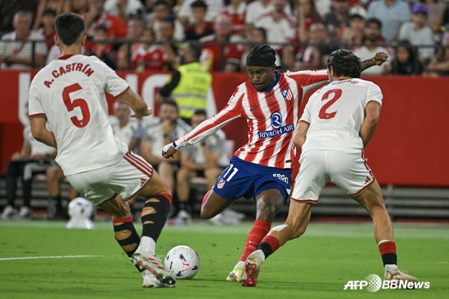 Ademola Lukman (en el centro) intenta un disparo. /Foto=AFPBBNews=News1