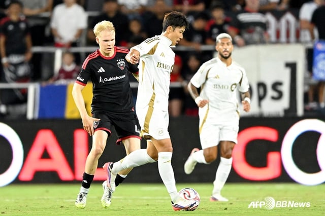 Son Heung-min (center) controls the ball during the 2026 MLS regular season match between LAFC and D.C. United at Audi Field in Washington, D.C., on the 30th at 8:30 a.m. Korean time. /AFPBBNews=NEWS1