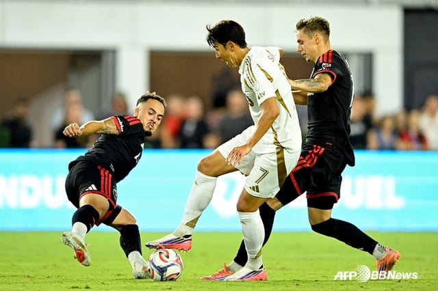 Son Heung-min (center) controls the ball during the 2026 MLS regular season match between LAFC and D.C. United at Audi Field in Washington, D.C., on the 30th at 8:30 a.m. Korean time. /AFPBBNews=NEWS1