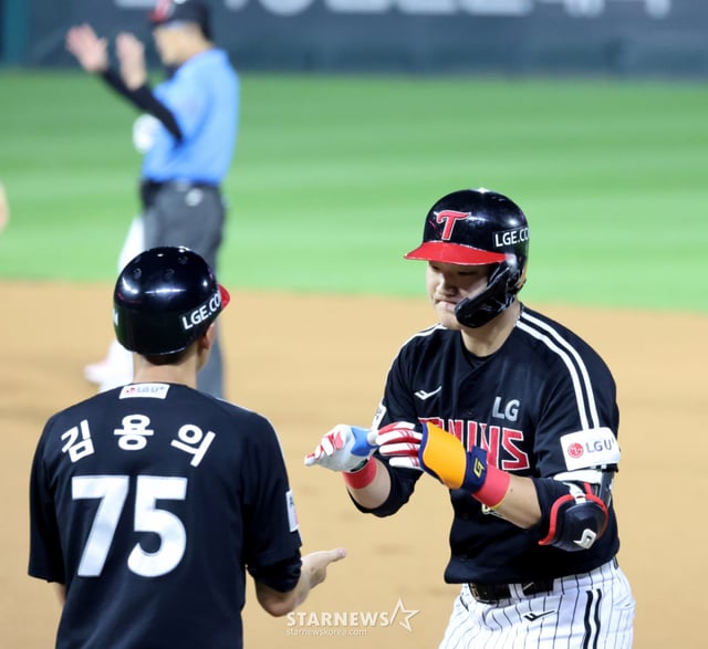LG 문정빈(오른쪽). /사진=강영조 선임기자