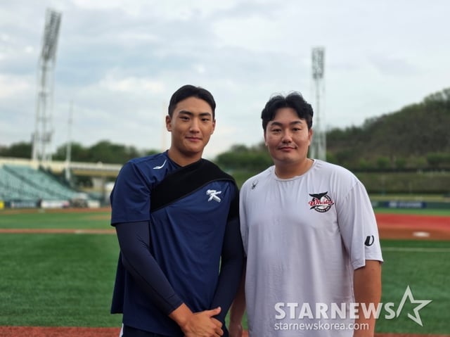 서울디자인고 박근서(왼쪽)가 지난 27일 울산 문수야구장에서 한국 U-18 야구 청소년 대표팀 일원이 돼 우상 최지만을 만났다. /사진=김동윤 기자