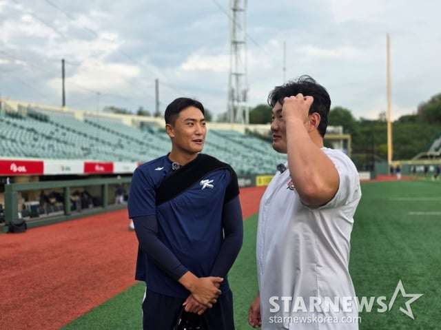 서울디자인고 박근서(왼쪽)가 지난 27일 울산 문수야구장에서 한국 U-18 야구 청소년 대표팀 일원이 돼 우상 최지만을 만났다. /사진=김동윤 기자
