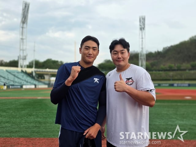 서울디자인고 박근서(왼쪽)가 지난 27일 울산 문수야구장에서 한국 U-18 야구 청소년 대표팀 일원이 돼 우상 최지만을 만났다. /사진=김동윤 기자