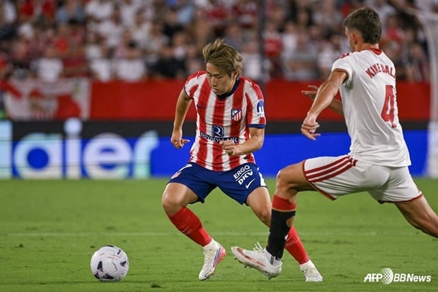 Lee Kang-in (izquierda) intenta un regate durante el partido de la tercera ronda de la Primera División de España 2026-2027, que se disputó el día 30 a las 4:30 (hora coreana) en el Estadio Ramón Sánchez-Pizjuán de Sevilla, España. /Foto=AFPBBNews=NEWS1