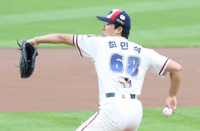 The 2026 Shinhan SOL KBO League game between the Doosan Bears and Kiwoom Heroes was held on the 30th at Seoul Jamsil Baseball Stadium. Doosan starting pitcher Choi Min-seok is pitching well. /Photo=Chief correspondent Kim Jin-kyung kim.jinkyung@