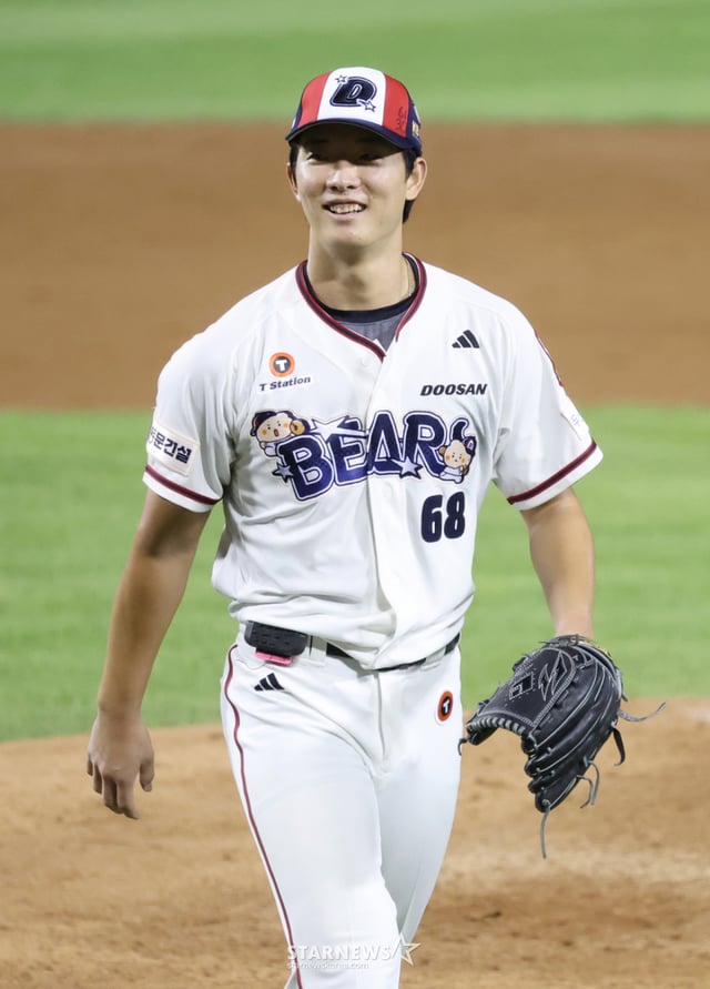 The 2026 Shinhan SOL KBO League game between the Doosan Bears and Kiwoom Heroes was held on the 30th at Seoul Jamsil Baseball Stadium. After finishing his fifth-inning pitching, Doosan's Choi Min-seok exchanged smiles with catcher Yang Ui-ji before heading to the dugout. /Photo=Chief correspondent Kim Jin-kyung kim.jinkyung@