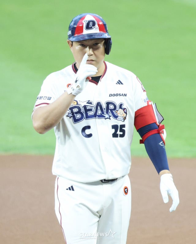 The 2026 Shinhan SOL KBO League game between the Doosan Bears and Kiwoom Heroes was held on the 30th at Seoul Jamsil Baseball Stadium. In the bottom of the first inning with no outs and runners on second and third, Doosan's Yang Ui-ji hit a two-run single to reach base, then performed a ceremony. /Photo=Chief correspondent Kim Jin-kyung kim.jinkyung@