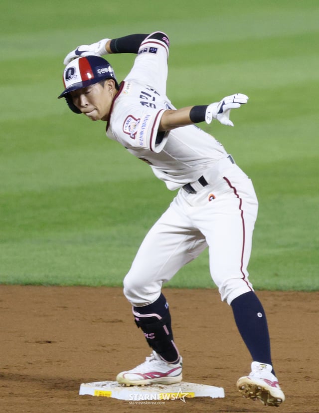 The 2026 Shinhan SOL KBO League game between the Doosan Bears and Kiwoom Heroes was held on the 30th at Seoul Jamsil Baseball Stadium. In the bottom of the fourth inning with two outs and runners on first and second, Doosan's Kim Min-seok hit an RBI double to reach base, then performed a ceremony. /Photo=Chief correspondent Kim Jin-kyung kim.jinkyung@