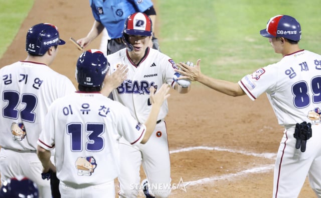 The 2026 Shinhan SOL KBO League game between the Doosan Bears and Kiwoom Heroes was held on the 30th at Seoul Jamsil Baseball Stadium. In the bottom of the eighth inning with no outs and runners on first and second, Doosan's Oh Myung-jin hit a three-run home run over the fence and crossed home plate. /Photo=Chief correspondent Kim Jin-kyung kim.jinkyung@