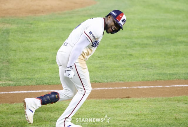 El partido de la Liga KBO Shinhan SOL 2026 entre los Doosan Bears y los Kiwoom Heroes se celebró el día 30 en el estadio de béisbol Jamsil de Seúl. Doosan Severino está golpeando un jonrón de 2 carreras al centro del campo con un out en la sexta entrada y corredores en primera base, mientras sale al terreno. /Foto=Kim Jin-kyung kim.jinkyung@