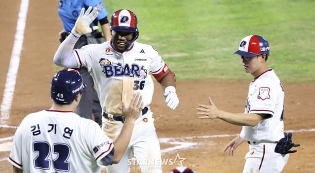 El partido de la Liga KBO Shinhan SOL 2026 entre los Doosan Bears y los Kiwoom Heroes se celebró el día 30 en el estadio de béisbol Jamsil de Seúl. Doosan Severino está golpeando un jonrón de 2 carreras al centro del campo con un out en la sexta entrada y corredores en primera base, mientras corre hacia home. /Foto=Kim Jin-kyung kim.jinkyung@