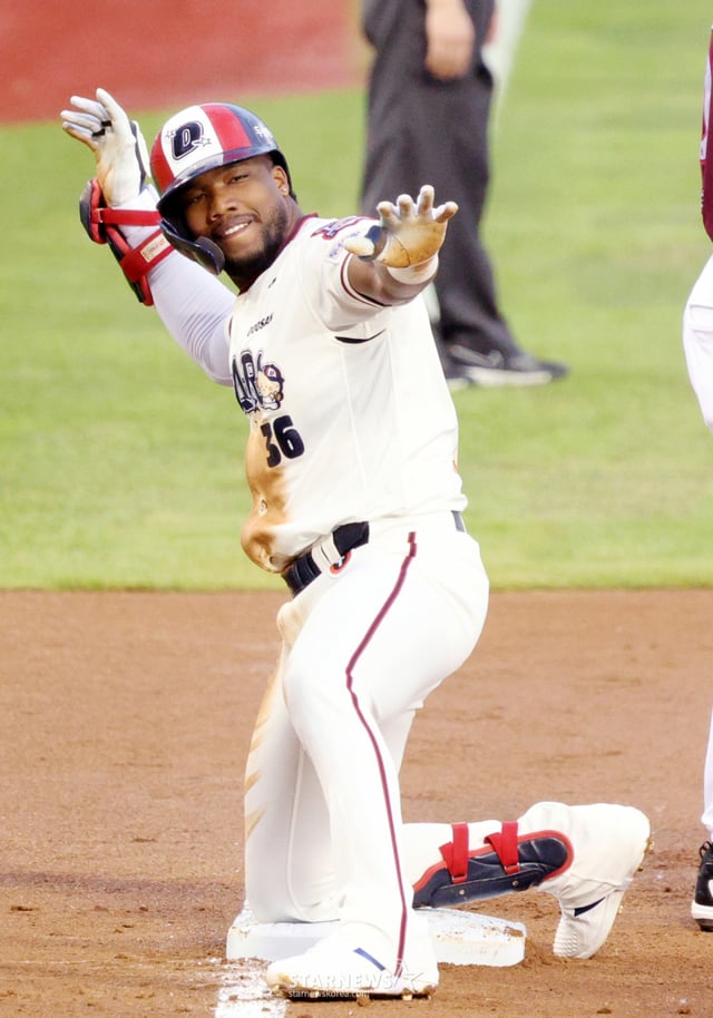El partido de la Liga KBO Shinhan SOL 2026 entre los Doosan Bears y los Kiwoom Heroes se celebró el día 30 en el estadio de béisbol Jamsil de Seúl. Doosan Severino está golpeando un triple de sacrificio de 1 carrera con un out en la parte baja del primer inning y corredor en primera base, mientras se asienta en tercera base y realiza una celebración. /Foto=Kim Jin-kyung kim.jinkyung@