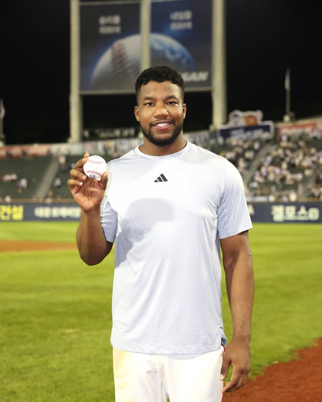 El nuevo bateador extranjero de los Doosan Bears, Severino, posa para una foto conmemorativa junto con su primer jonrón de la temporada el día 30. /Foto=Proveído por Doosan Bears