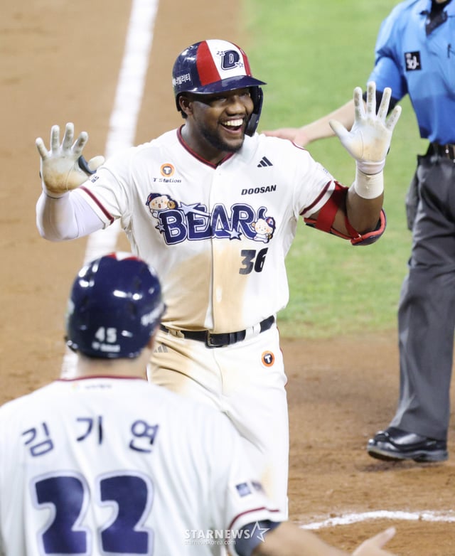 El partido de la Liga KBO Shinhan SOL 2026 entre los Doosan Bears y los Kiwoom Heroes se celebró el día 30 en el estadio de béisbol Jamsil de Seúl. Doosan Severino está golpeando un jonrón de 2 carreras al centro del campo con un out en la sexta entrada y corredores en primera base, mientras corre hacia home. /Foto=Kim Jin-kyung kim.jinkyung@