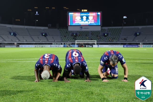 Delan (from left), Mateus Baby, and Freizo bowing. /Photo=Korea Professional Football League