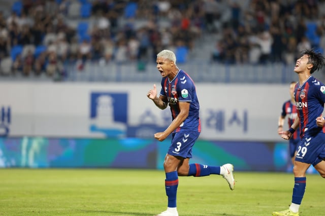 Delan celebra tras marcar el gol número 700 de la historia de SuwonFC durante el partido de la 24ª ronda de la K League 2 Banco Hana 2026, celebrado el día 30 a las 19:30 en el Estadio Deportivo Integral de Suwon. /Foto=SuwonFC