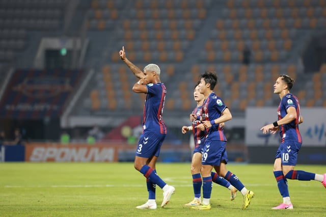 Delan (izquierda) celebra tras marcar un gol durante el partido de la 24ª ronda de la K League 2 Banco Hana 2026, celebrado el día 30 a las 19:30 en el Estadio Deportivo Integral de Suwon, mientras es acompañado por sus compañeros de equipo de SuwonFC. /Foto=SuwonFC