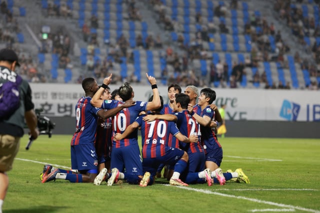 수원FC 선수들이 30일 오후 7시 30분 수원종합운동장에서 열린 하나은행 K리그2 2026 24라운드 중 두 번째 골을 터트린 뒤 세리머니하고 있다. /사진=수원FC 제공