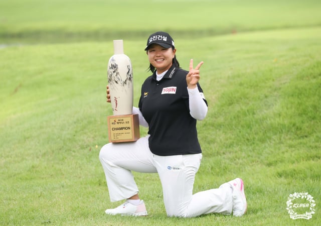 신다인이 우승 트로피와 함꼐 포즈를 취하고 있다. /사진=KLPGA 제공