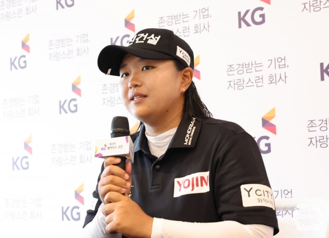 우승 인터뷰에서 취재진의 질문에 답변하는 신다인. /사진=KLPGA 제공