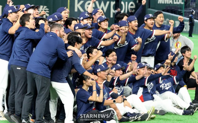 棒球代表队选手们在3月9日于东京巨蛋举行的2026年WBC东京组韩国队与澳大利亚队的比赛中以7比2获胜，从而确定晋级正赛并进行纪念合影。/图片=高级记者姜英祚 (Kang Young-jo)