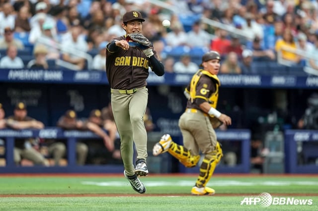 San Diego Padres' Song Sung-moon (left) throws to first base during an away game against the Tampa Bay Rays at Tropica Field in St. Petersburg, Florida, USA, on the 31st, as part of the 2026 Major League Baseball (MLB) season. /AFPBBNews=NEWS1