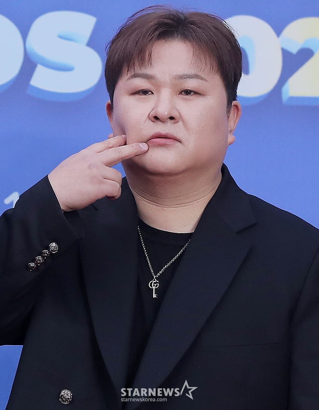 그룹 허용별 허각이 16일 오후 서울 중구 장충체육관에서 진행된 '한터뮤직어워즈 2024' 레드카펫 행사에 참석해 포즈를 취하고 있다. 2025.02.16 /사진=김창현 chmt@