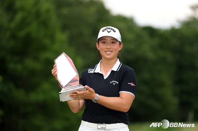 31日,在美国马萨诸塞州诺顿TPC波士顿(标准杆72杆)举行的美国女子职业高尔夫(LPGA)巡回赛FM锦标赛第4轮比赛中,殷若宁夺冠后高举奖杯。/AFPBBNews=NEWS1