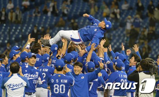 김인식(위) 야구대표팀 감독이 2015 프리미어12에서 우승한 뒤 선수들의 헹가래를 받고 있다. /사진=뉴스1