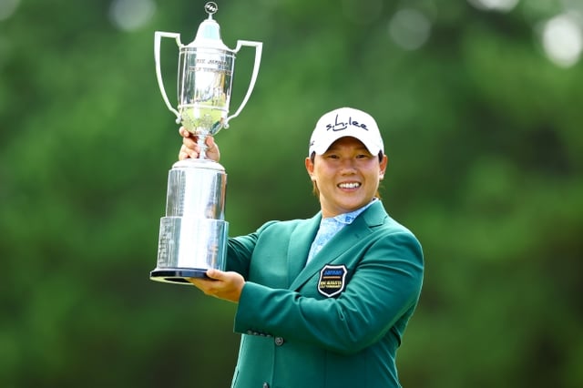 이상희가 30일 본 후쿠오카현 이토시마시의 게야 골프클럽(파72·7293야드)에서 열린 '산산 KBC 오거스타(총상금 1억엔) 최종 라운드에서 우승을 차지하고 트로피를 들어올리고 있다. /사진=JGTO 제공