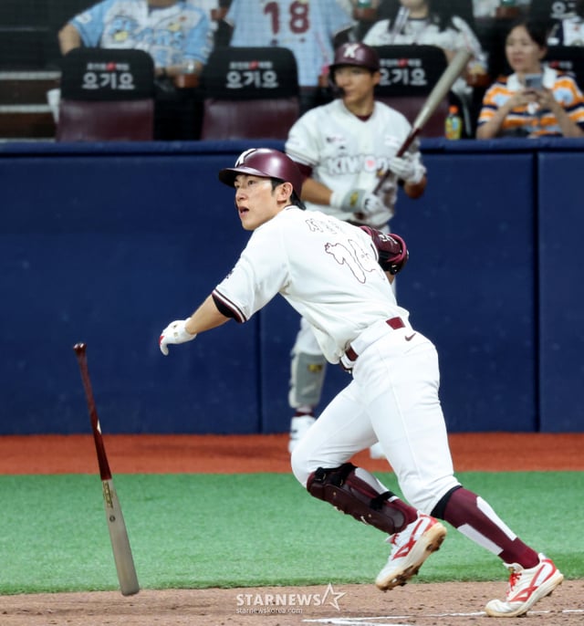 Kiwoom Heroes' Seoh Geon-chang reaches base with a hit during the bottom of the third inning with two outs in a game against Doosan Bears at Gocheok Sky Dome on July 4. /Photo=Senior reporter Kang Young-jo