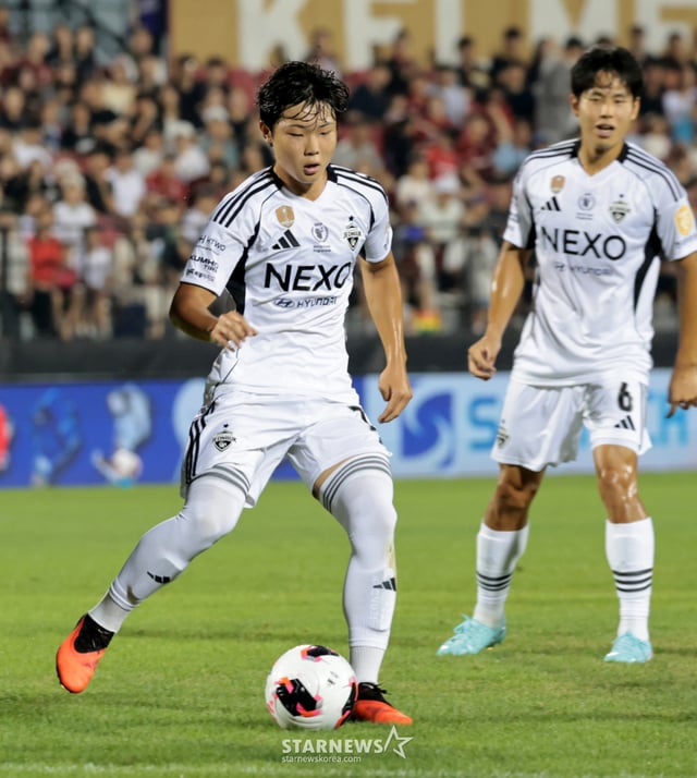 Kim Ye-geon of Jeonbuk is seen attempting a dribble during the first half of the Hana Bank K League 2026 match between Bucheon FC1995 and Jeonbuk Hyundai Motors at Bucheon Stadium on August 16, 2026. /Photo=Kang Young-jo cameratalks@