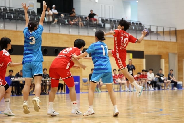 Korean athletes competing in handball at the China-Japan-Korea Junior Comprehensive Games (in red uniforms). /Photo=Korea National Sports Council provided