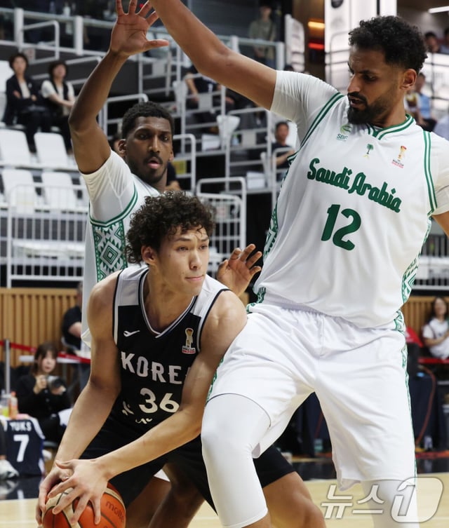 에디 다니엘(아래)이 31일 오후 7시 수원 KT 소닉붐 아레나에서 열린 2027 국제농구연맹(FIBA) 농구 월드컵 아시아 예선 2라운드 F조 2차전 경기 중 공을 잡고 있다. /사진=뉴스1